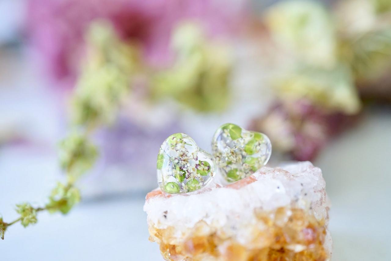 Real Pressed Flowers And Resin, Heart Stud Earrings, In Green Lipidium And Chocolate (white Purple) Queen Anne's Lace